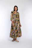 Knöchellanges Stufenkleid mit schönem, floralem Druck inklusive 3/4-Ärmel, sichtbarem Bindegürtel und V-Ausschnitt.