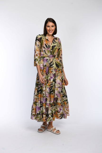 Knöchellanges Stufenkleid mit schönem, floralem Druck inklusive 3/4-Ärmel, sichtbarem Bindegürtel und V-Ausschnitt.