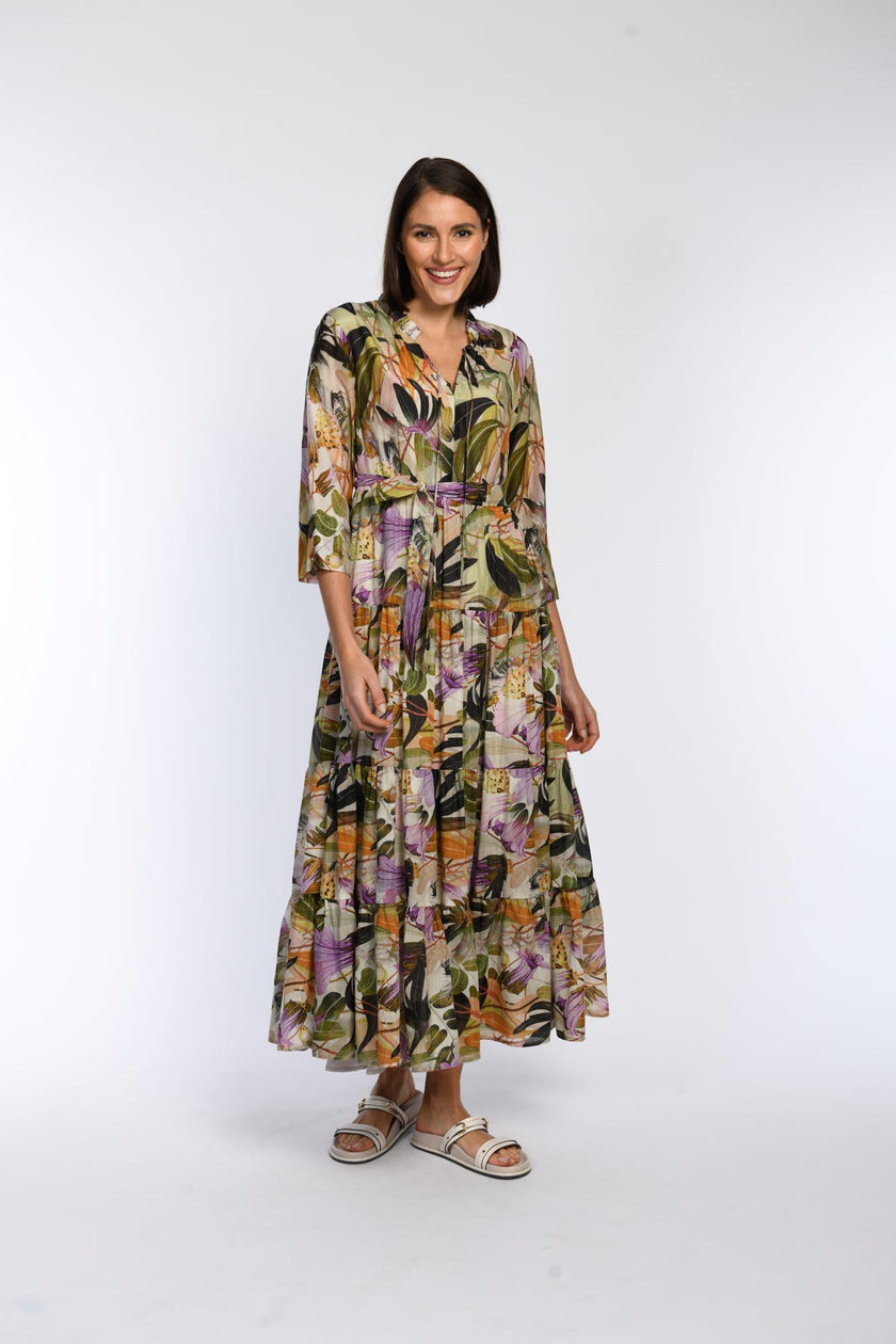Knöchellanges Stufenkleid mit schönem, floralem Druck inklusive 3/4-Ärmel, sichtbarem Bindegürtel und V-Ausschnitt.