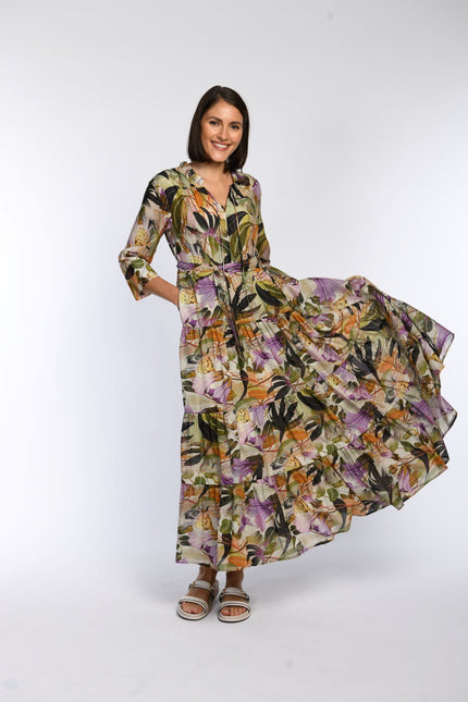 Schwingendes Stufenkleid mit schönem, floralem Druck inklusive 3/4-Ärmel, sichtbarem Bindegürtel und V-Ausschnitt.