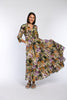 Schwingendes Stufenkleid mit schönem, floralem Druck inklusive 3/4-Ärmel, sichtbarem Bindegürtel und V-Ausschnitt.
