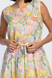 Sommerkleid aus 100 % Baumwolle mit farbenfrohem Druck, ärmellos, Detailansicht des sichtbaren Tunnelzugs.
