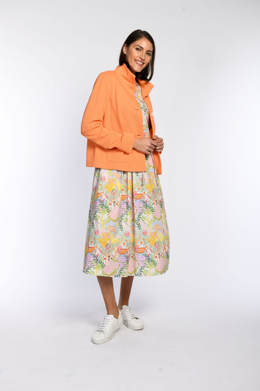 Ärmelloses Sommerkleid mit farbenfrohem Druck, kombiniert mit perfekt passender orangefarbener Kastenjacke.