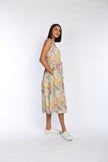 Sommerkleid aus 100 % Baumwolle mit farbenfrohem Druck, ärmellos, Seitenansicht mit Händen in versteckter Tasche
