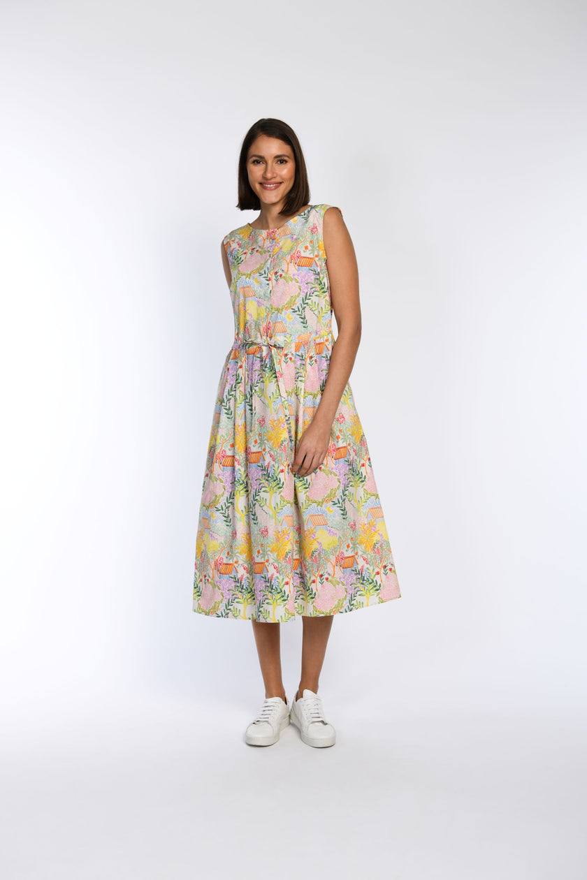 Sommerkleid aus 100 % Baumwolle mit buntem, farbenfrohem Druck, ärmellos und leicht tailliert. 