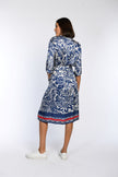 Knielanges, locker geschnittenes Baumwollkleid mit blauem Blumendruck, Halbarm und V-Ausschnitt - Rückansicht.