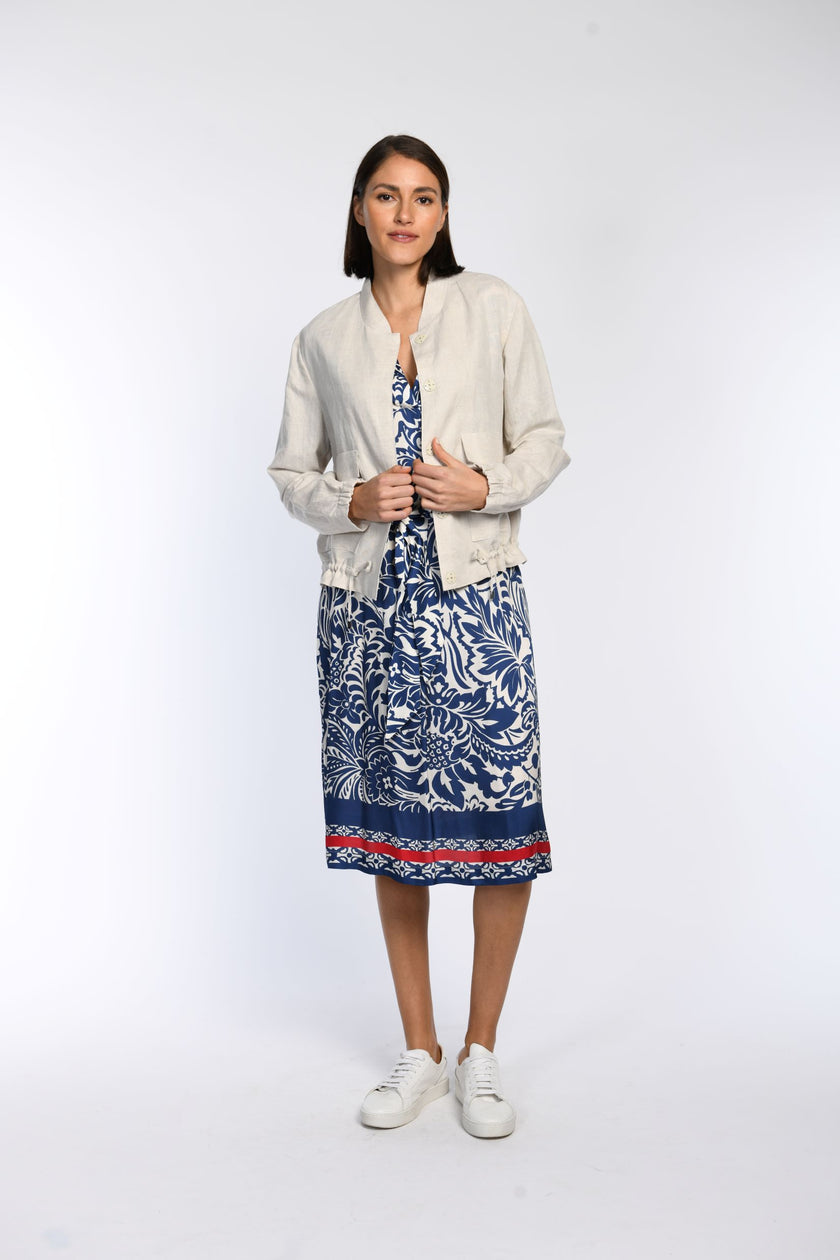 Model trägt Baumwollkleid in Kombination mit unserem leichten, beigen Blouson aus Leinen. So schön sommerlich.