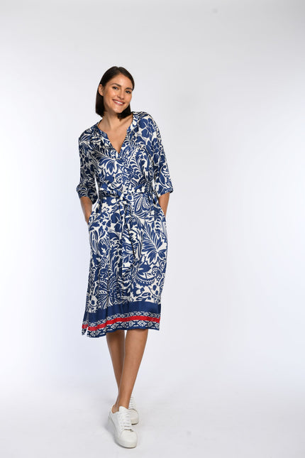 Knielanges, locker geschnittenes Baumwollkleid mit blauem Blumendruck, Halbarm und V-Ausschnitt.