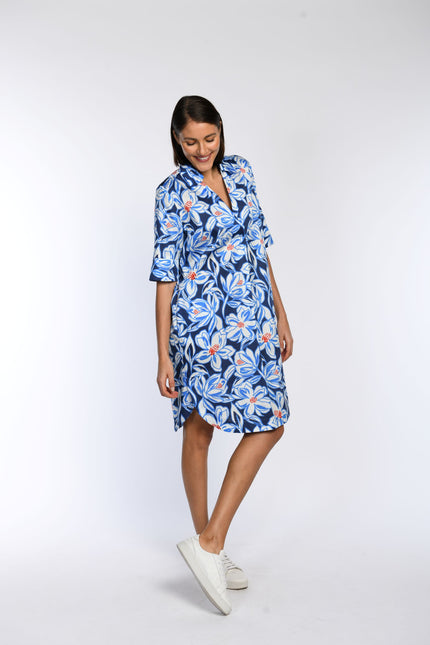 Knielanges, leger geschnittenes Baumwollkleid mit maritimem Blumenmuster in Blau und Weiß, Seitenansicht.