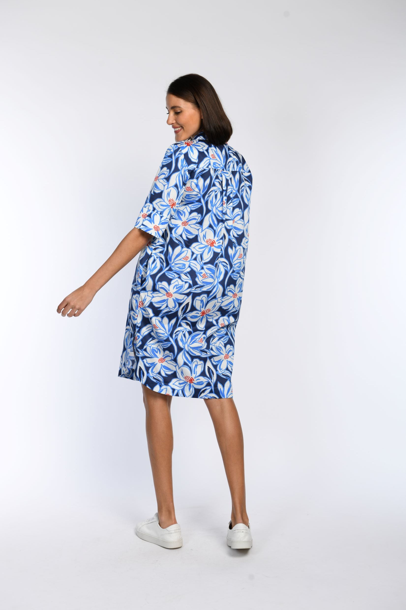 Knielanges, leger geschnittenes Baumwollkleid mit maritimem Blumenmuster in Blau und Weiß, Halbarm - Rückansicht.