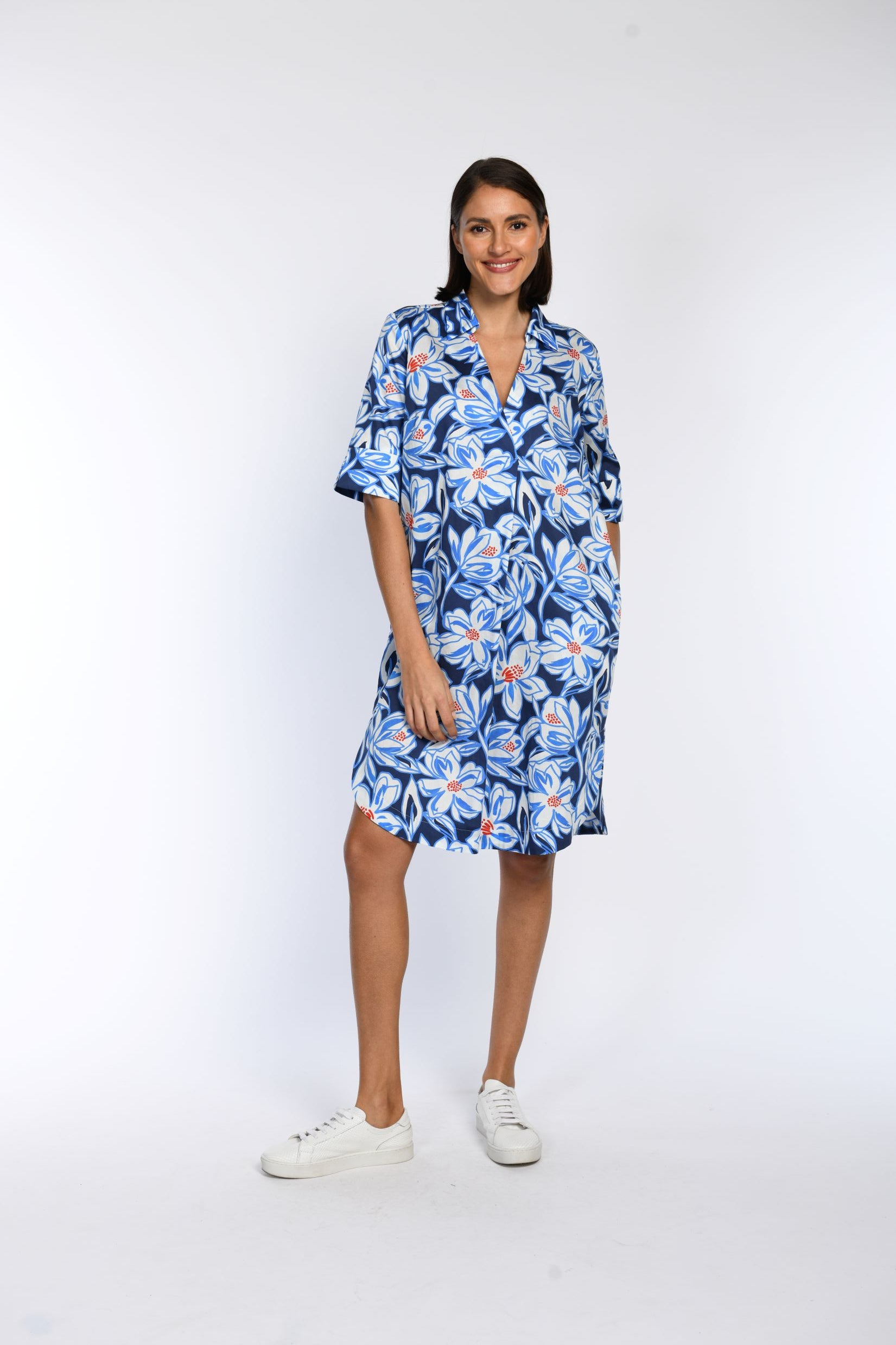 Knielanges, leger geschnittenes Baumwollkleid mit maritimem Blumenmuster in Blau und Weiß, Vorderansicht