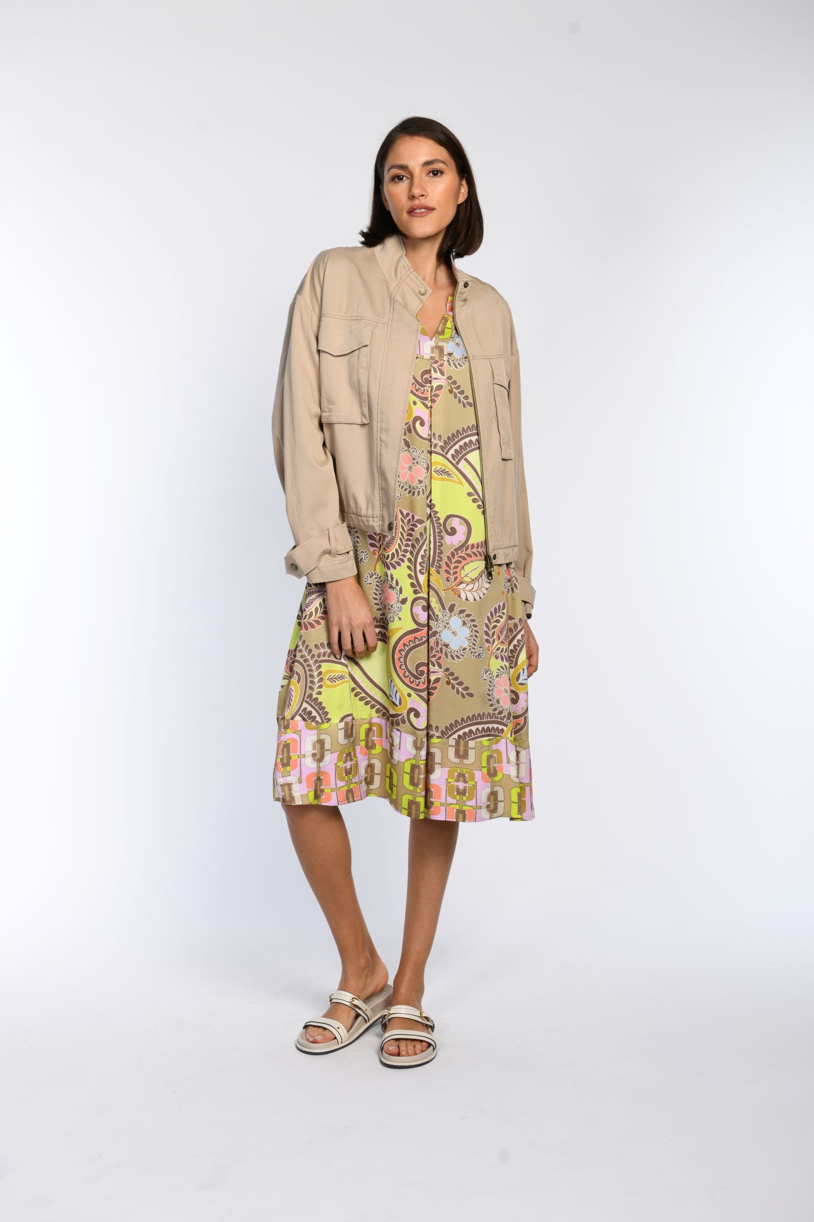 Model trägt leichtes Tunikakleid in Kombination mit unserem leichten, braunen Blouson aus Lyocell. So schön sommerlich.