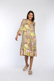 Grün bedrucktes knielanges Tunikakleid mit Mustermix, V-Ausschnitt und 3/4-Ärmeln in Vorderansicht