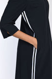 Detailaufnahme zeigt marinefarbiges Hemdblusenkleid mit zwei weißen Seitenstreifen, 3/4-Ärmel und Ärmelschlitz.