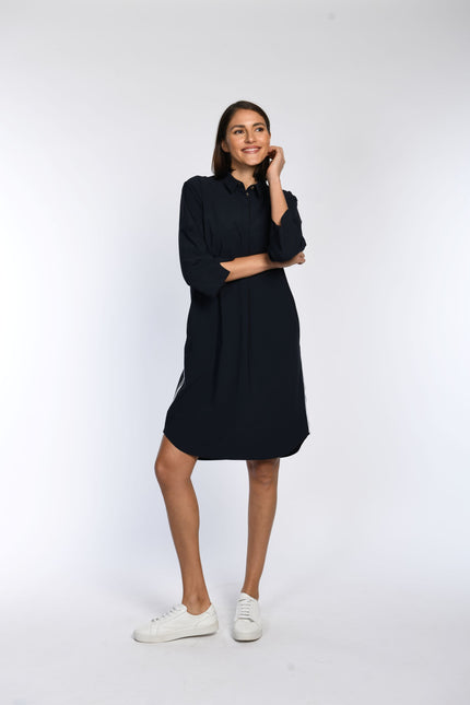 Marinefarbenes, locker fallendes, knielanges Hemdblusenkleid mit zwei weißen Seitenstreifen und 3/4-Ärmeln in Vorderansicht