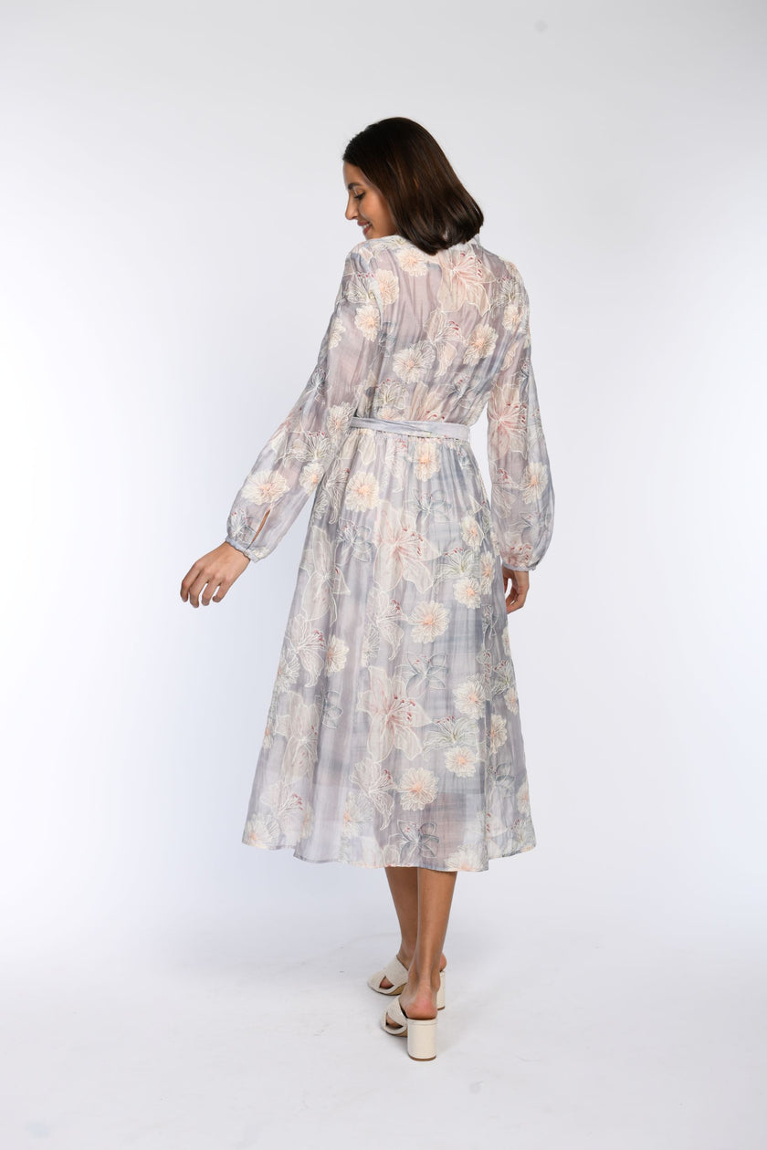Bedrucktes Maxikleid mit zartem Pastellprint, langärmelig und tailliertem Bindegürtel - Rückansicht 