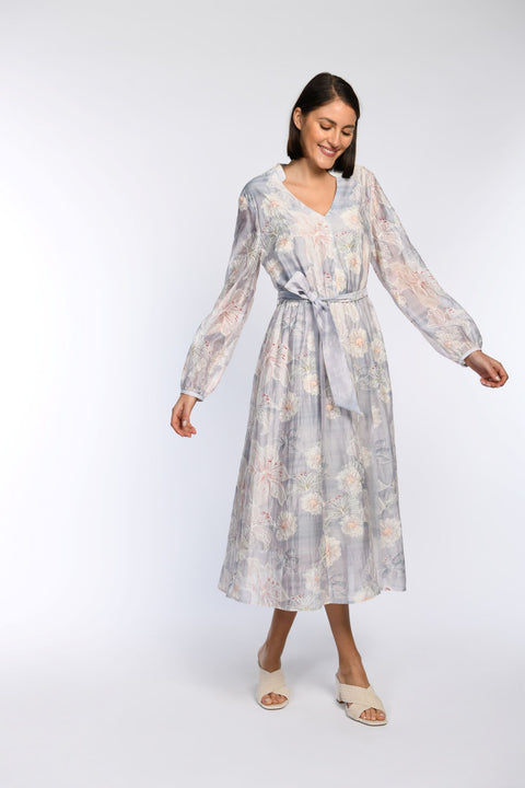 Bedrucktes Maxikleid mit zartem Pastellprint, langärmelig, Bindegürtel und V-Ausschnitt in Vorderansicht.