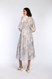 Bedrucktes Kleid mit zartem Pastellprint, langärmelig und tailliertem Bindegürtel - Rückansicht 