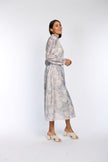 Bedrucktes Maxikleid mit zartem Pastellprint, langärmelig, Bindegürtel und V-Ausschnitt in Seitenansicht.