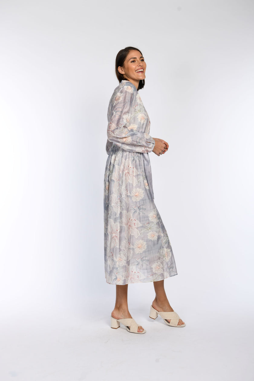 Bedrucktes Maxikleid mit zartem Pastellprint, langärmelig, Bindegürtel und V-Ausschnitt in Seitenansicht.