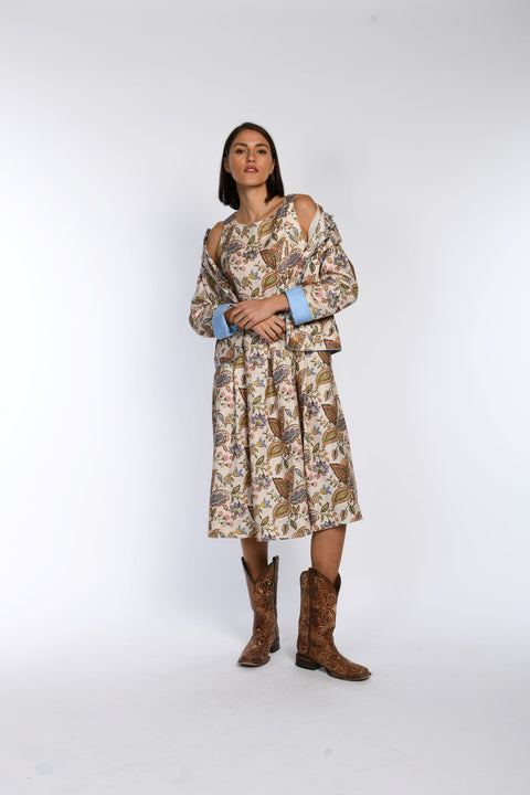 Figurbetontes, bedrucktes, ärmelloses Trachtenkleid in Kombination mit passendem Janker und coolen Cowboystiefeln.