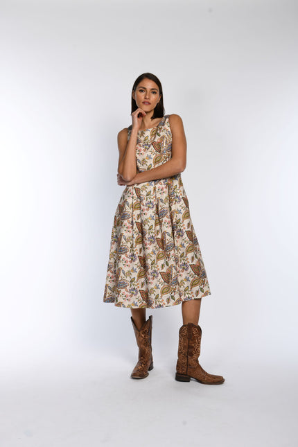 Figurbetontes, bedrucktes Trachtenkleid aus Leinen, ärmellos mit A-Linien-Rock in Vorderansicht.