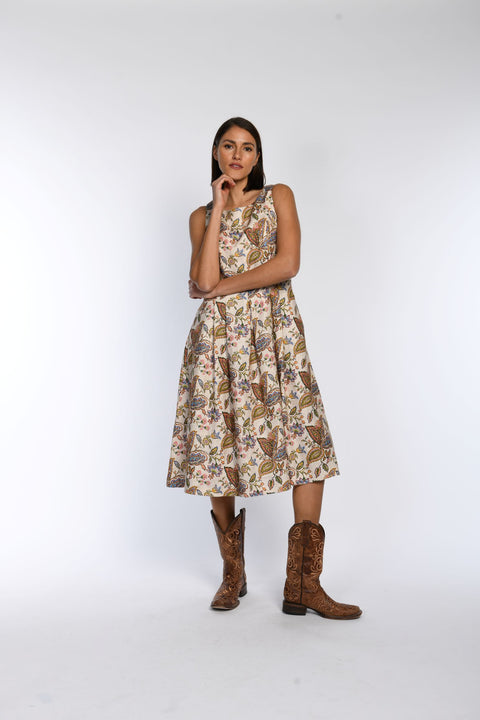 Figurbetontes, bedrucktes Trachtenkleid aus Leinen, ärmellos mit A-Linien-Rock in Vorderansicht.