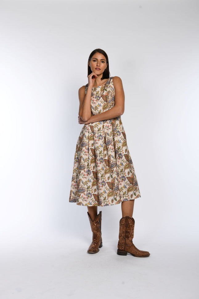 Figurbetontes, bedrucktes Trachtenkleid aus Leinen, ärmellos mit A-Linien-Rock in Vorderansicht.