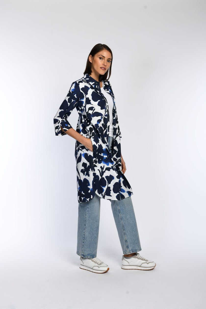 Blau-weiß gemustertes Hemdblusenkleid, offen getragen und lässig zu Jeans und T-Shirt kombiniert, Seitenansicht