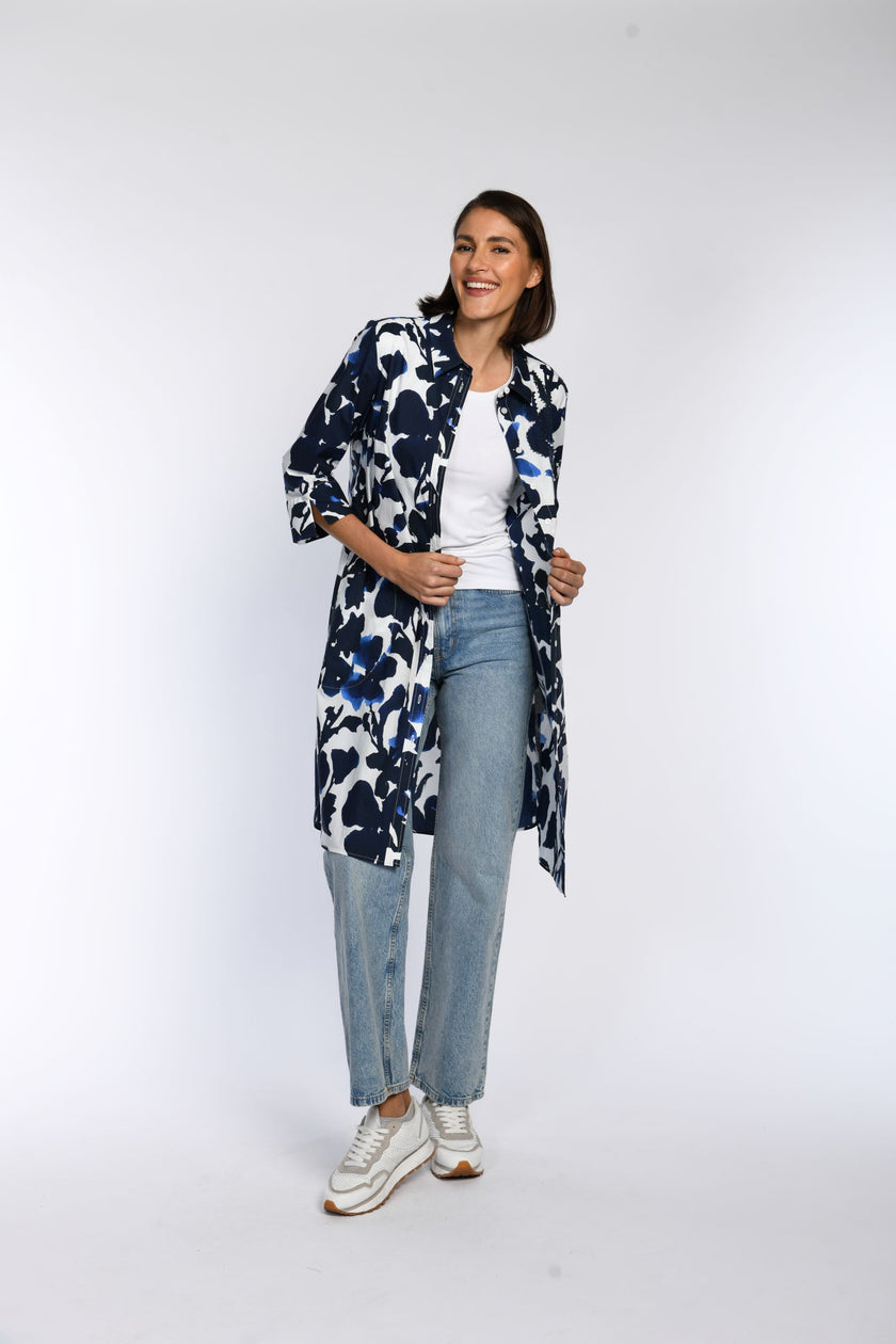 Blau-weiß gemustertes Hemdblusenkleid, offen getragen und lässig zu Jeans und T-Shirt kombiniert.