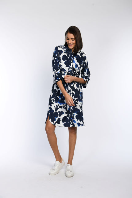 Locker fallendes, knielanges Hemdblusenkleid mit Knopfleiste in der Mitte sowie 3/4-Ärmeln in Vorderansicht. 