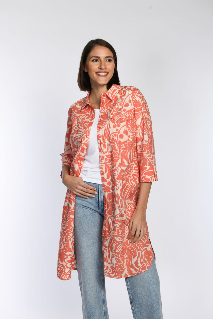 Orange-weiß gemustertes Hemdblusenkleid, offen getragen und lässig zu Jeans und T-Shirt kombiniert - Vorderansicht