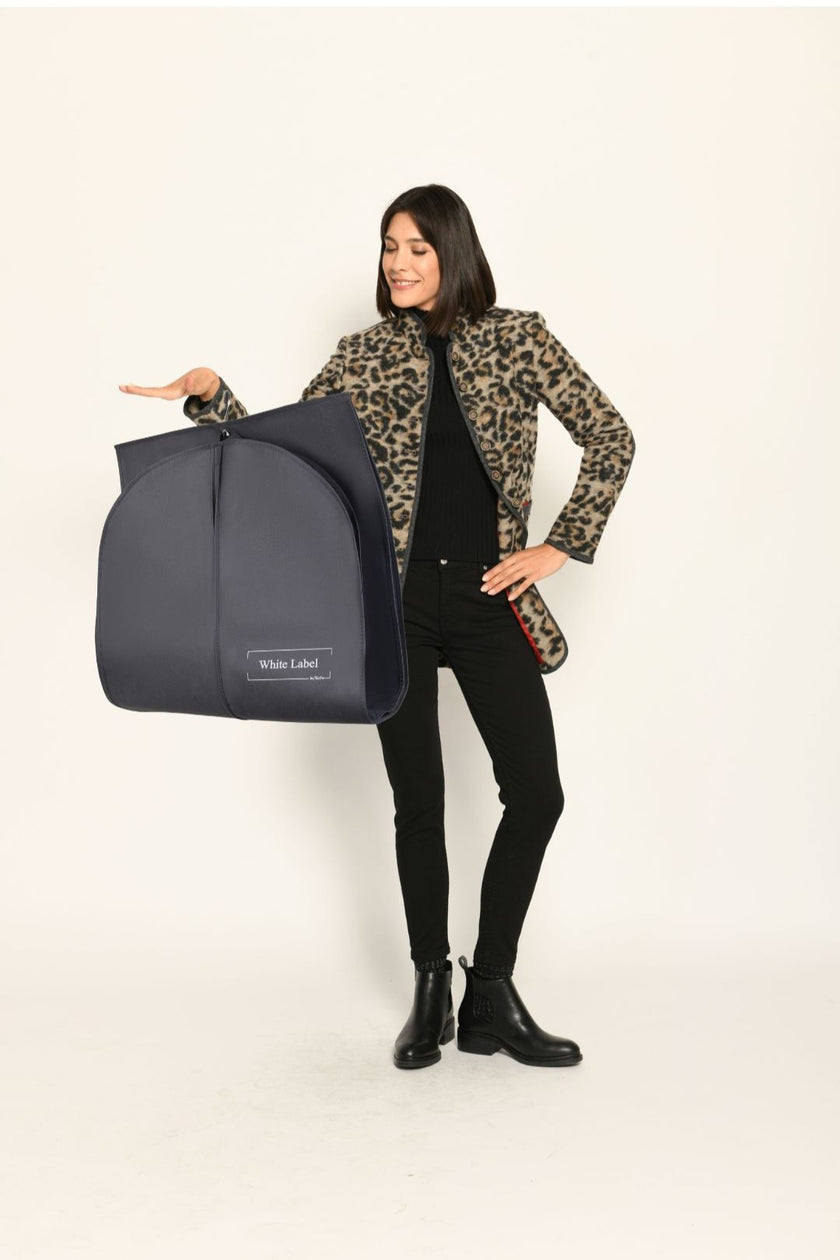 Hochwertiger grauer Kleidersack mit sichtbarem weißen Logo der Marke White Label by RoFa und großem Reißverschluss.