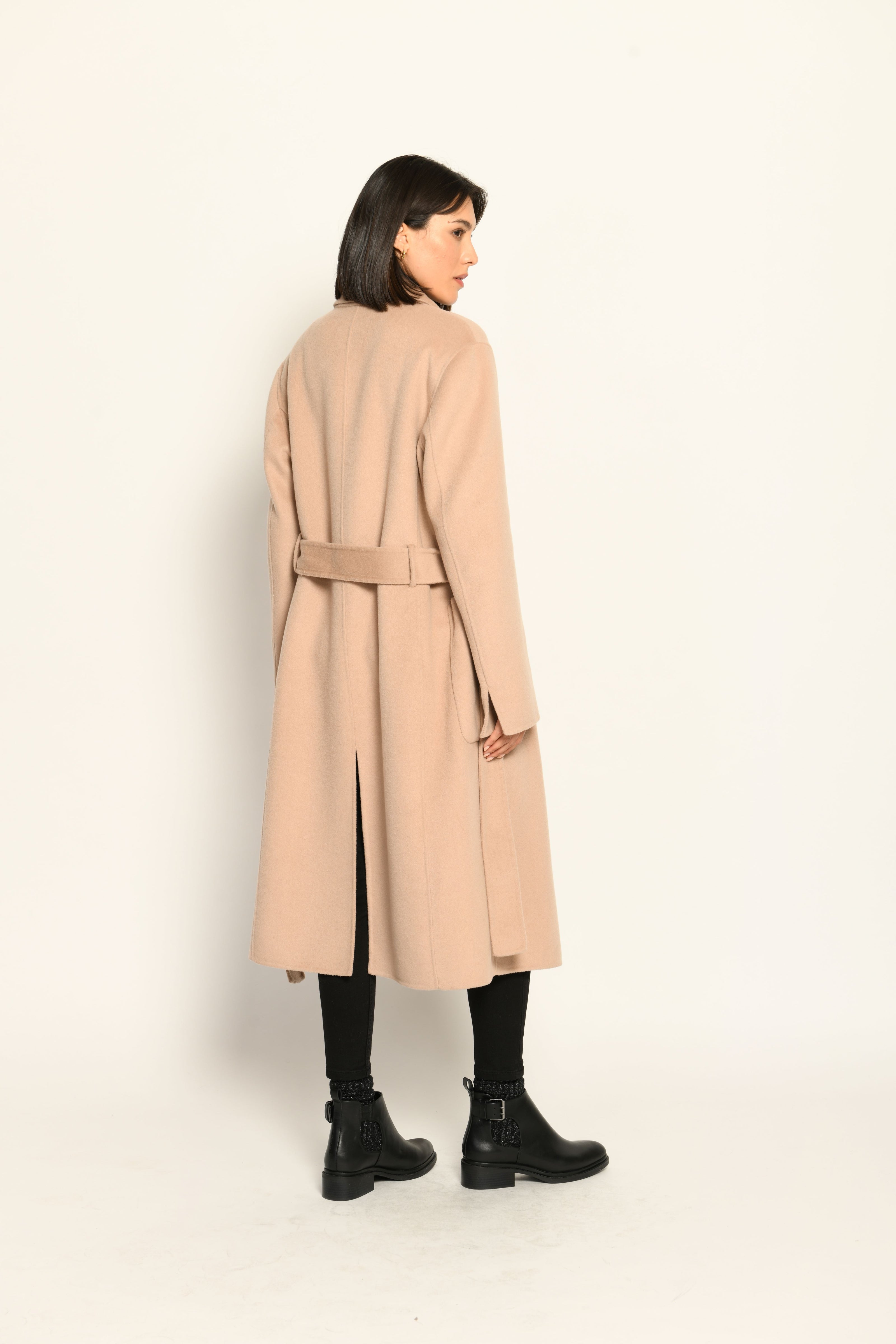 Langer Mantel für Damen in der Farbe Camel mit Reverskragen, Bindegürtel und aufgesetzten Taschen – Rückansicht