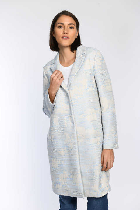 Hellblau-cremefarbener, leichter Mantel mit zartem Schimmer, langärmelig, kombiniert mit Jeans und weißem T-Shirt - Detail.