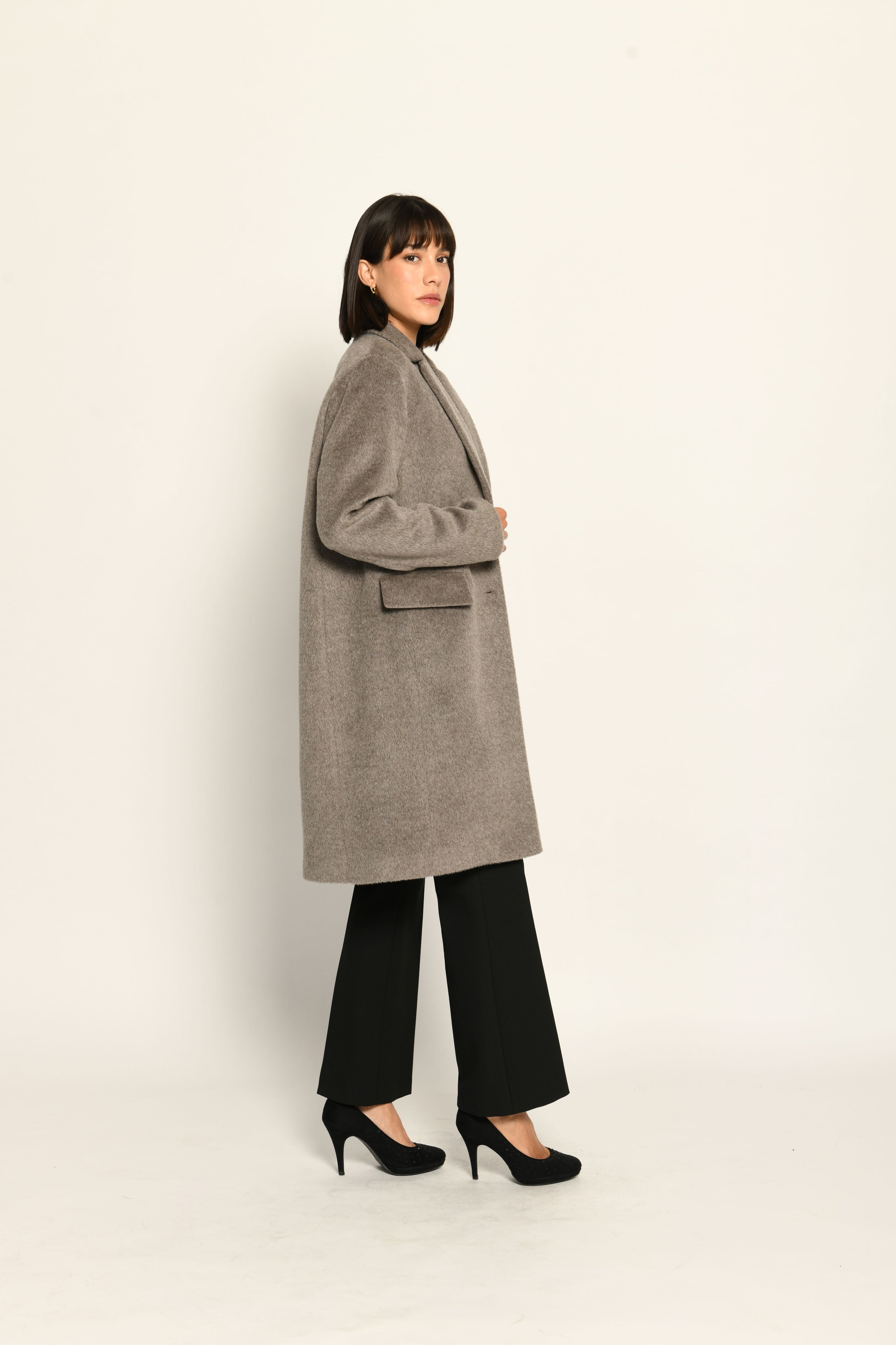 Mantel für Damen aus weicher Flauschware mit Reverskragen, kombiniert mit schwarzer Stoffhose – Seitenansicht rechts