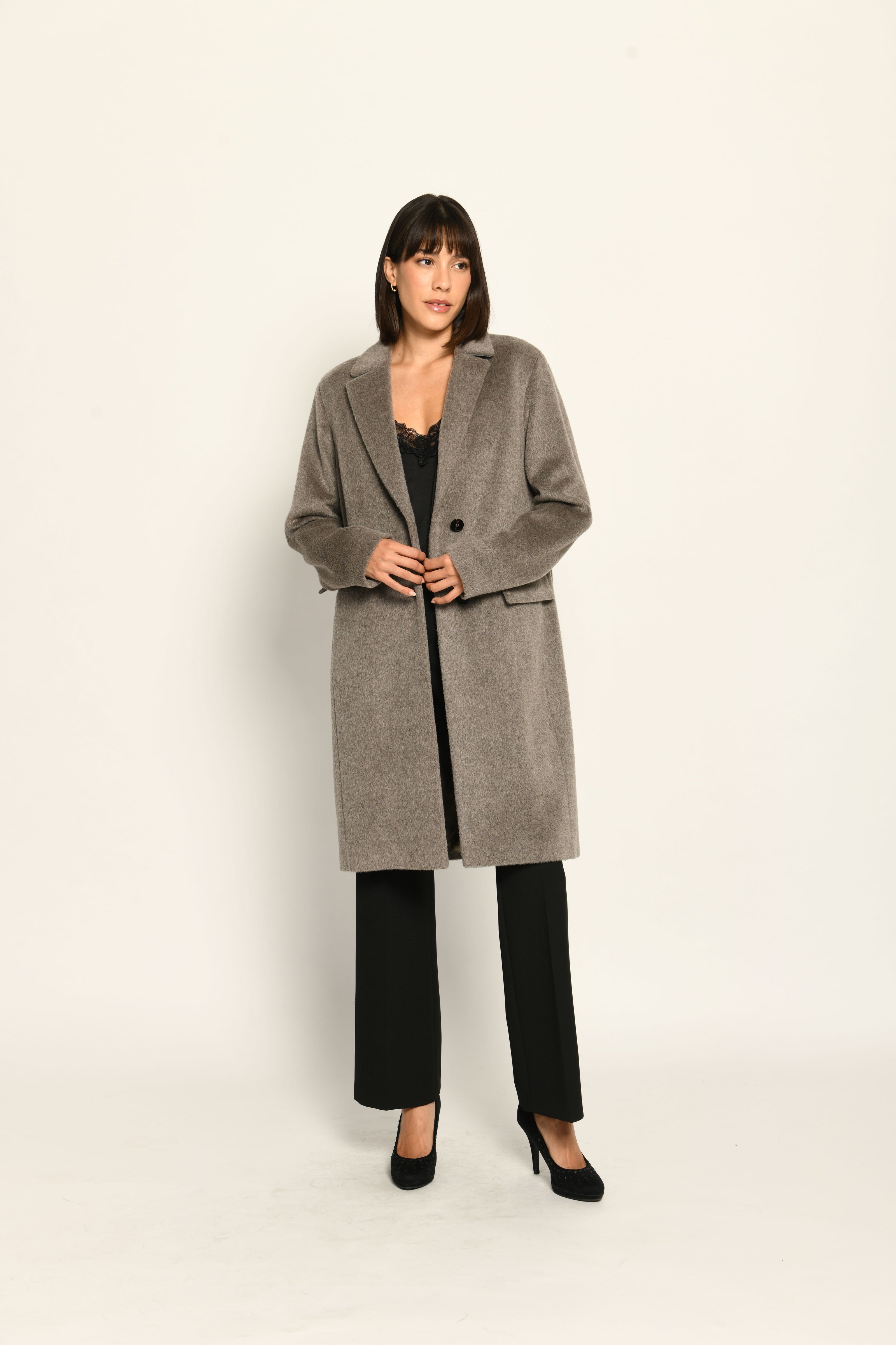 Mantel für Damen aus weicher Flauschware mit Reverskragen, kombiniert mit schwarzer Stoffhose – Vorderseite