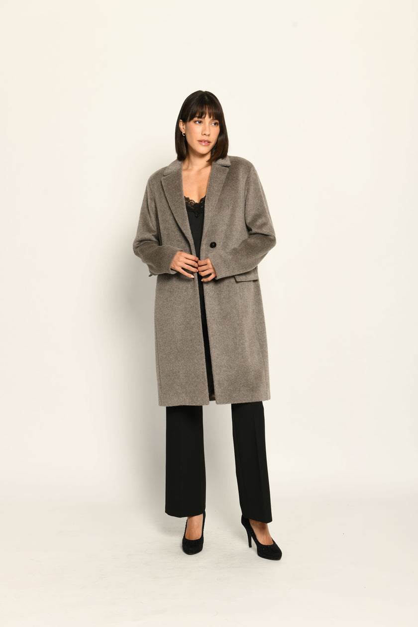 Mantel für Damen aus weicher Flauschware mit Reverskragen, kombiniert mit schwarzer Stoffhose – Vorderseite