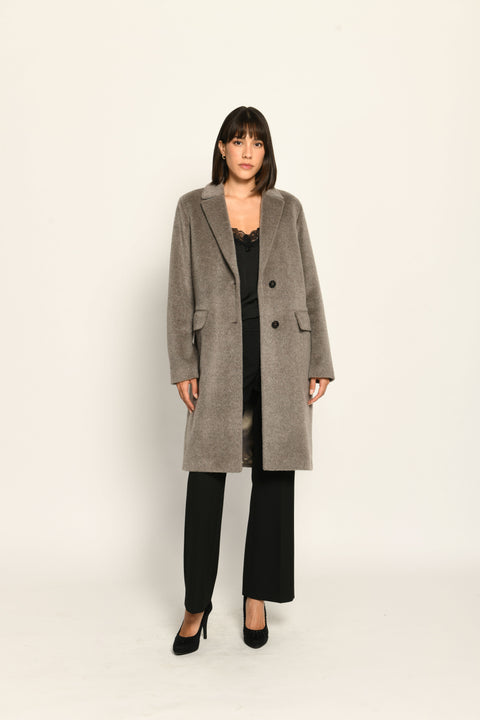 Mantel für Damen aus weicher Flauschware mit Reverskragen, kombiniert mit schwarzer Stoffhose – Vorderansicht