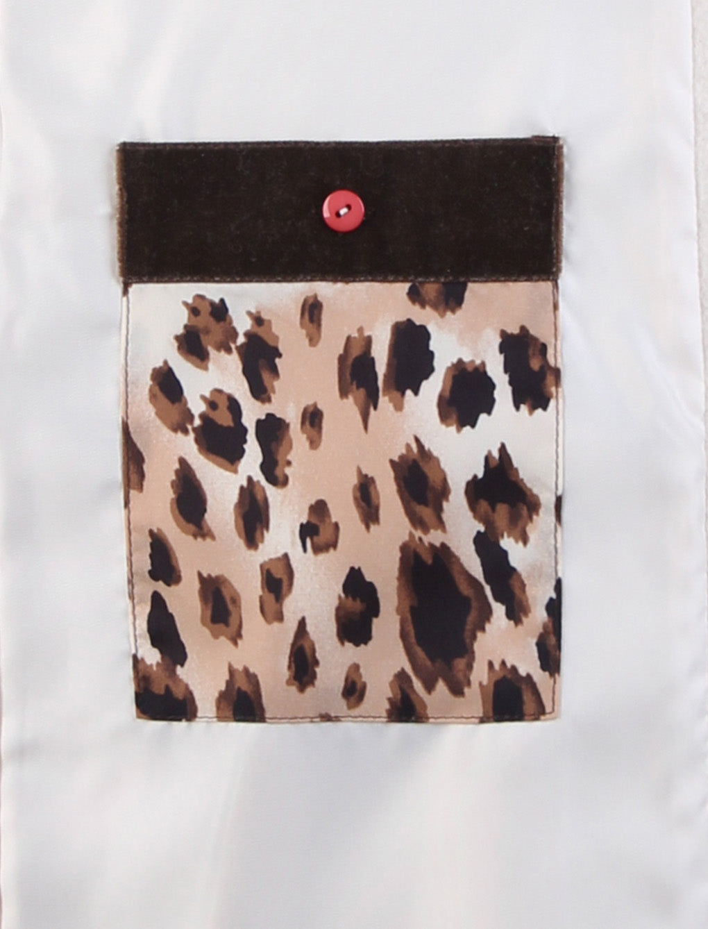 Linke Innenseite des Damenmantels zeigt eine Tasche im Leo-Dessin mit Knopfverschluss.