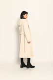 Offen getragener langer cremefarbener Mantel für Damen mit Kapuze und Bindegürtel in der Taille - Seitenansicht rechts