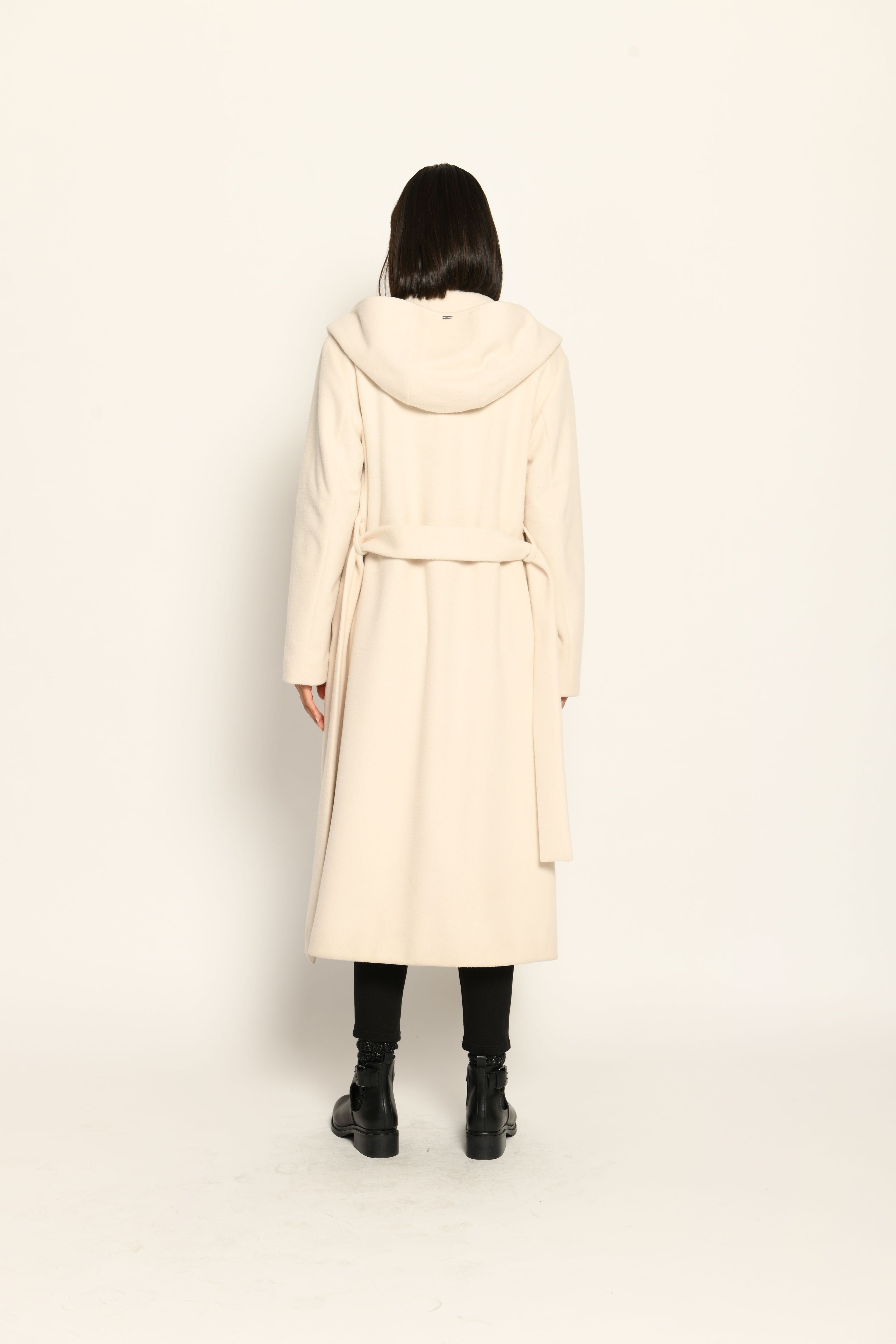 Offen getragener langer cremefarbener Mantel für Damen mit Kapuze und Bindegürtel in der Taille - Rückansicht
