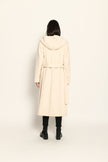 Offen getragener langer cremefarbener Mantel für Damen mit Kapuze und Bindegürtel in der Taille - Rückansicht