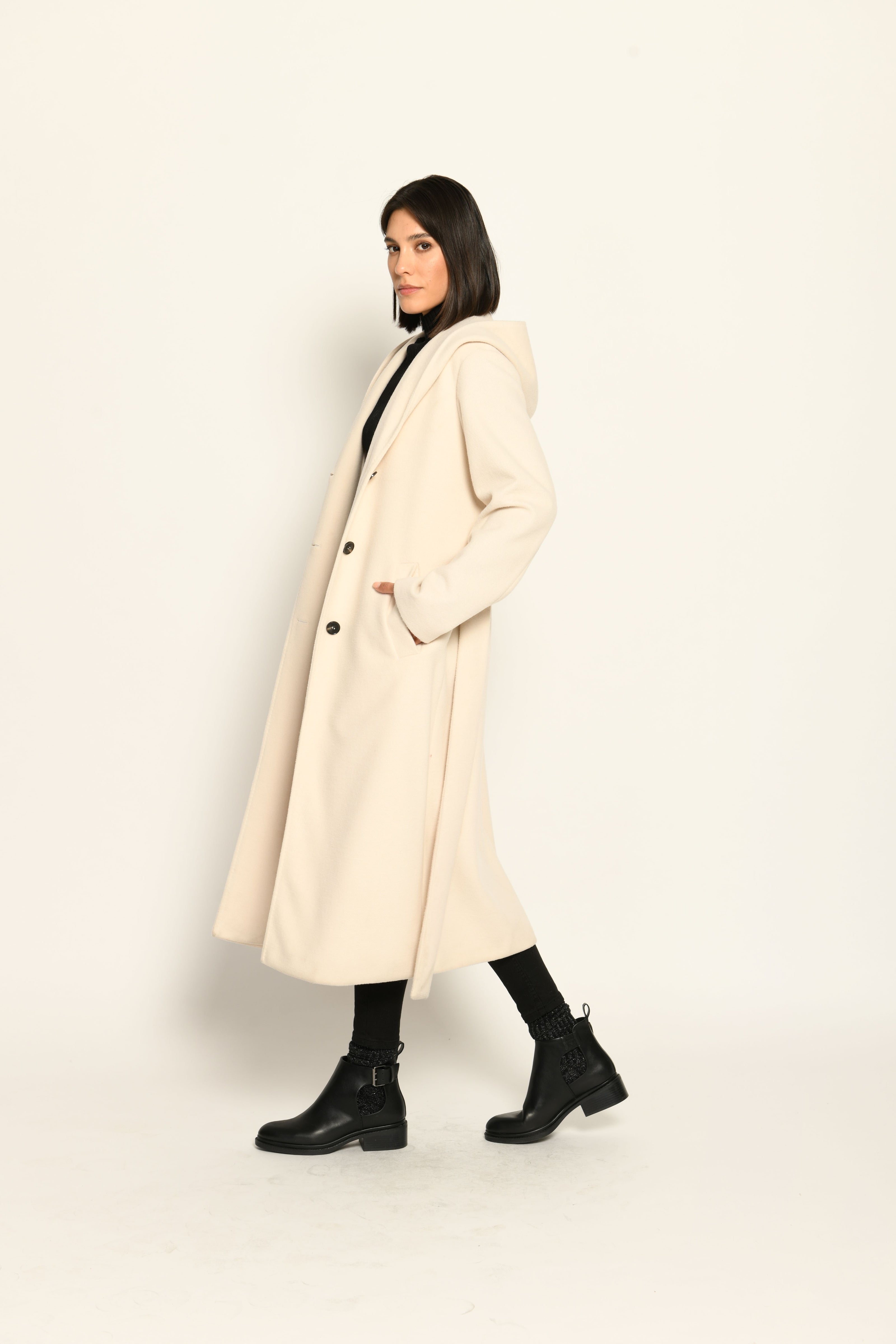 Langer cremefarbener Mantel für Damen mit Kapuze und Bindegürtel in der Taille - Seitenansicht links