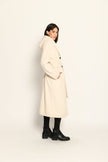 Langer cremefarbener Mantel für Damen mit Kapuze und Bindegürtel in der Taille - Seitenansicht rechts