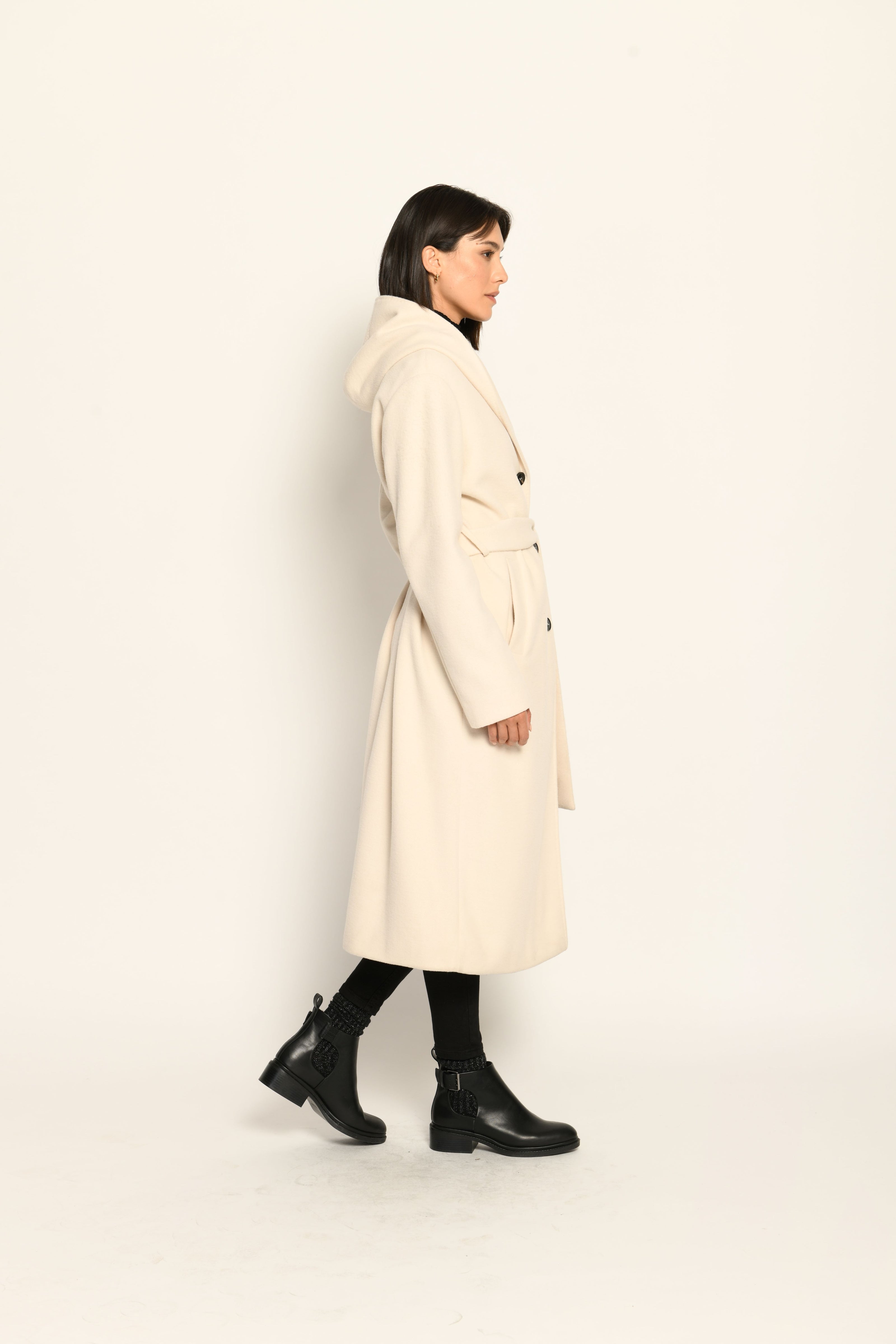 Langer cremefarbener Mantel für Damen mit Kapuze und Bindegürtel in der Taille - Seitenansicht rechts