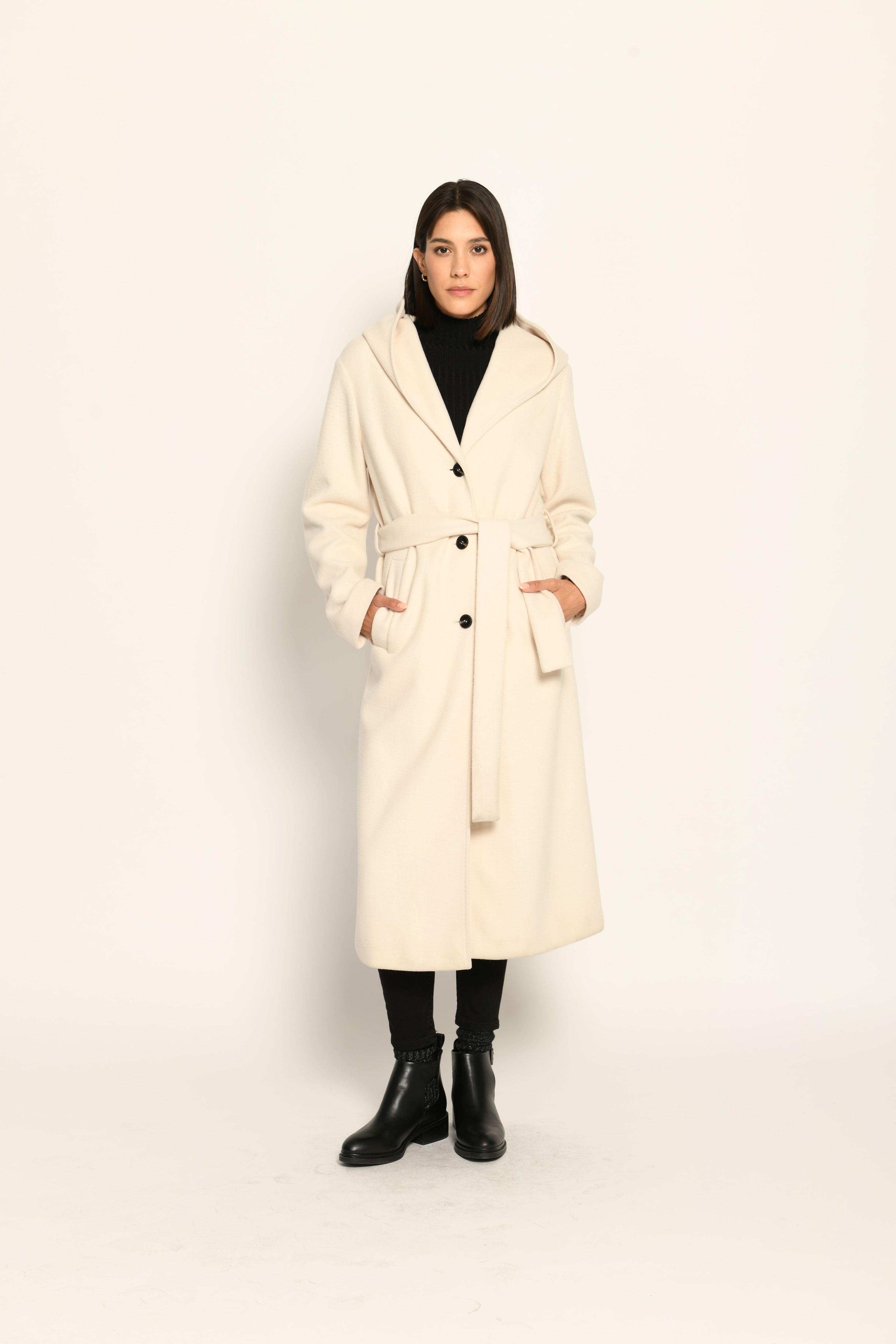 Langer cremefarbener Mantel für Damen mit Kapuze und Bindegürtel in der Taille - Vorderansicht