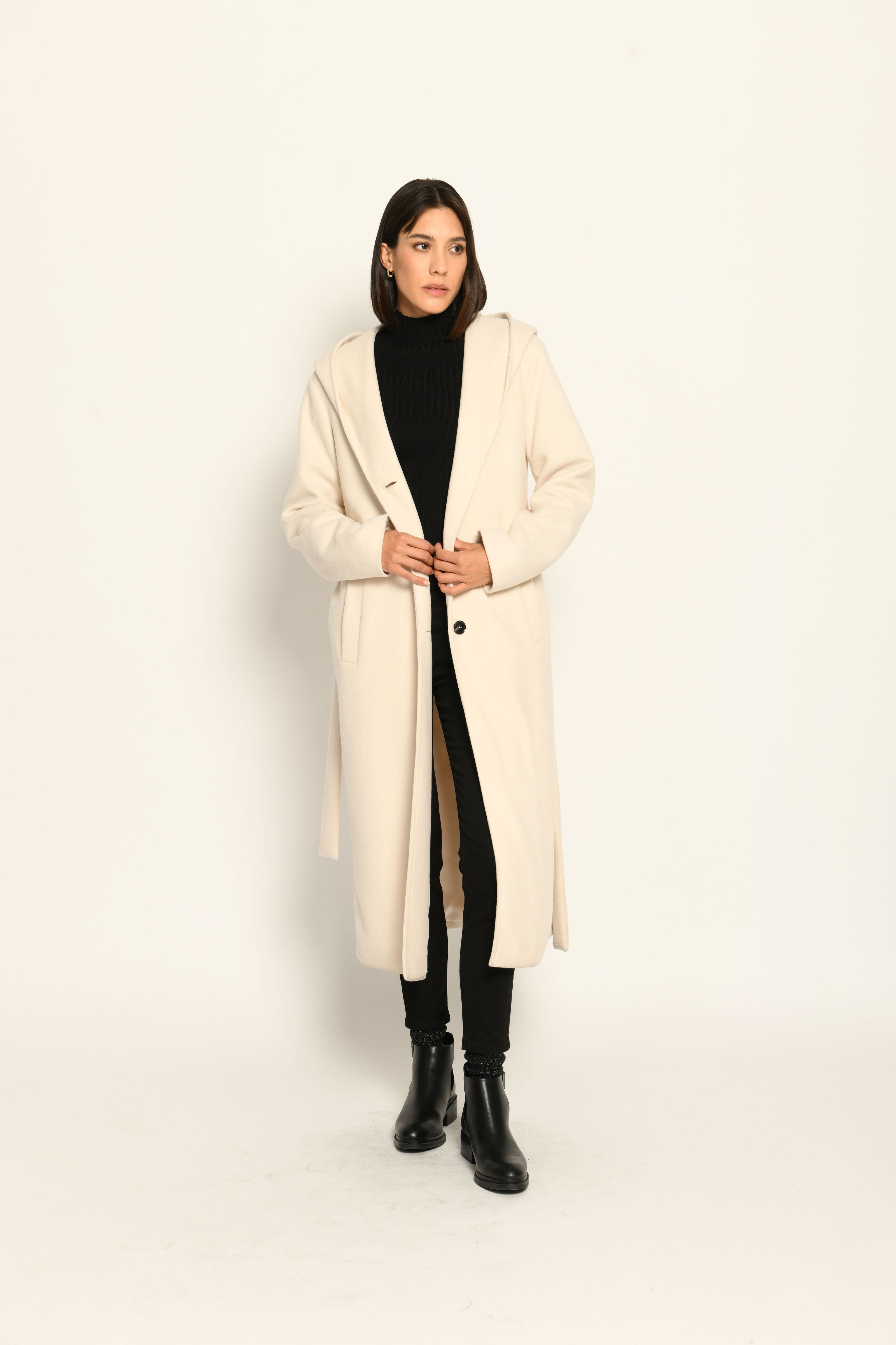 Offen getragener langer cremefarbener Mantel für Damen mit Kapuze und Bindegürtel in der Taille - Vorderansicht