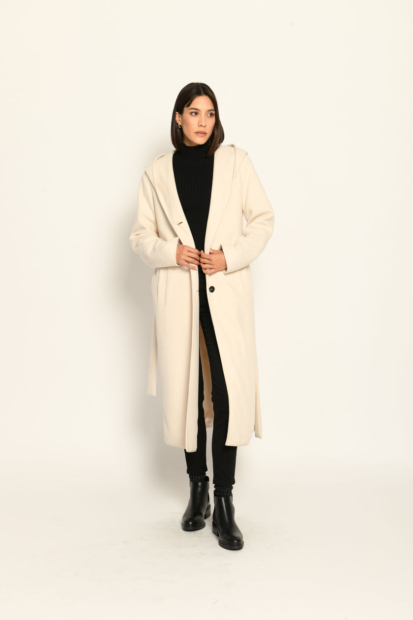 Offen getragener langer cremefarbener Mantel für Damen mit Kapuze und Bindegürtel in der Taille - Vorderansicht