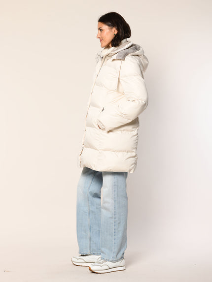 Model trägt einen Steppmantel mit Kapuze in der Farbe Panna -  Seitenansicht.